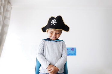 Portrait of little boy dressed up as a pirate - VABF000342
