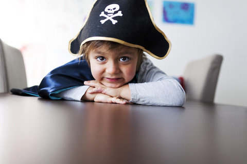 Porträt eines als Pirat verkleideten kleinen Jungen, lizenzfreies Stockfoto