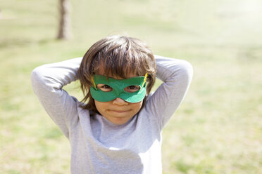 Porträt eines kleinen Jungen mit grüner Augenmaske - VABF000345