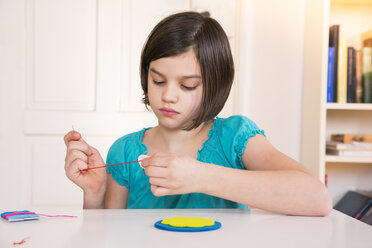 Girl embroidering, felt, decoration - LVF004630