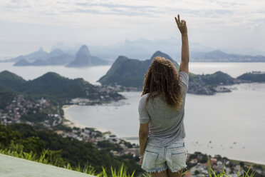 Brasilien, Frau auf einem Aussichtspunkt in Rio de Janeiro - MAUF000317