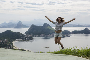 Brasilien, Frau auf einem Aussichtspunkt in Rio de Janeiro - MAUF000318