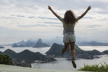 Brasilien, Frau auf einem Aussichtspunkt in Rio de Janeiro - MAUF000319