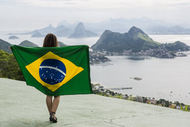 Brasilien, Frau mit brasilianischer Flagge auf einem Aussichtspunkt in Rio de Janeiro - MAUF000320