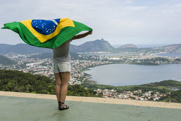 Brasilien, Frau mit brasilianischer Flagge auf einem Aussichtspunkt in Rio de Janeiro - MAUF000322