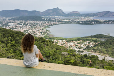 Brasilien, Frau sitzt auf einem Aussichtspunkt in Rio de Janeiro - MAUF000323