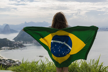 Brasilien, Frau mit brasilianischer Flagge auf einem Aussichtspunkt in Rio de Janeiro - MAUF000324