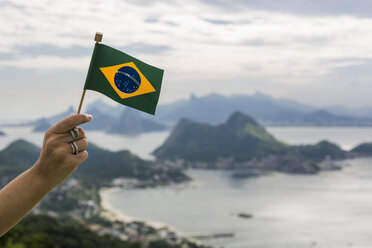 Brasilien, Frau mit brasilianischer Flagge auf einem Aussichtspunkt in Rio de Janeiro - MAUF000325