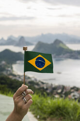 Brasilien, Frau mit brasilianischer Flagge auf einem Aussichtspunkt in Rio de Janeiro - MAUF000326