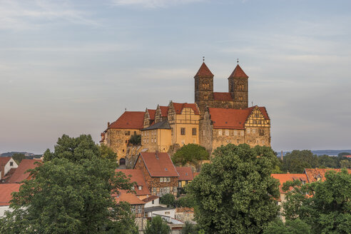 Deutschland, Sachsen-Anhalt, Quedlinburg, Schloss und St. Servatius Kirche am Abend - PVC000803