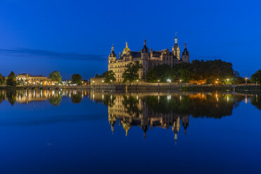 Germany, Mecklenburg-Vorpommern, Schwerin, Schwerin Palace with lake in the evening - PVCF000808