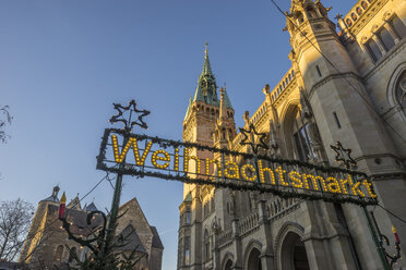 Deutschland, Braunschweig, Weihnachtsmarktschild am Rathaus am Abend - PVCF000812