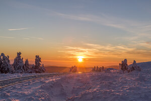 Deutschland, Sachsen-Anhalt, Nationalpark Harz, Brocken, Gleise der Harzer Schmalspurbahn im Winter in der Abendsonne - PVCF000813