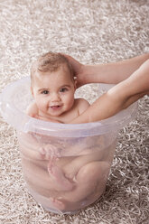 Mutter badet kleines Mädchen in der Badewanne - DSF000633