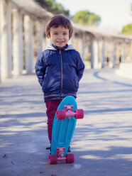 Porträt eines lächelnden kleinen Jungen mit Skateboard - XCF000063