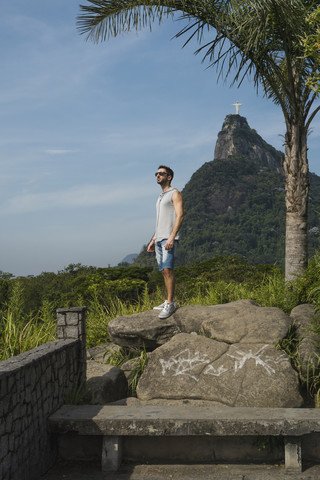 Brasilien, Tourist in Rio de Janeiro mit der Statue von Christus dem Erlöser im Hintergrund, lizenzfreies Stockfoto