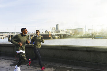 UK, London, Mann und Frau laufen am Riverwalk - BOYF000134
