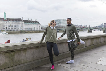 UK, London, zwei glückliche Läufer beim Stretching am Riverwalk - BOYF000138