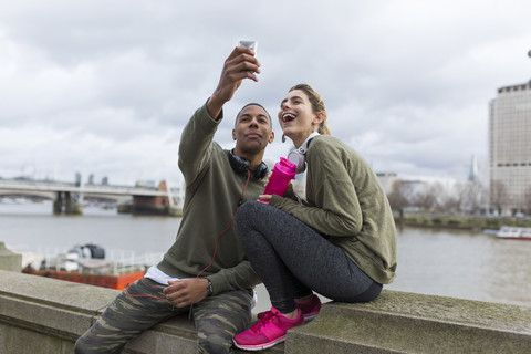 UK, London, zwei Läufer machen ein Selfie am Riverwalk, lizenzfreies Stockfoto