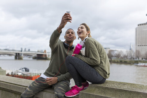 UK, London, zwei Läufer machen ein Selfie am Riverwalk - BOYF000140