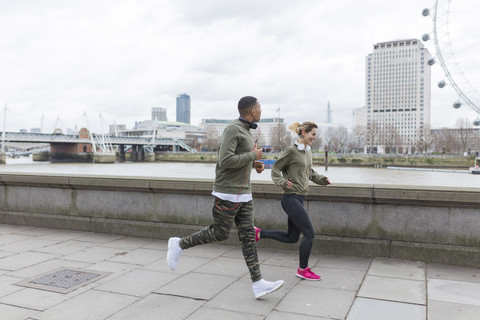 UK, London, Mann und Frau laufen am Riverwalk, lizenzfreies Stockfoto