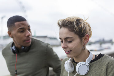 Junges Paar mit Kopfhörern im Freien - BOYF000145