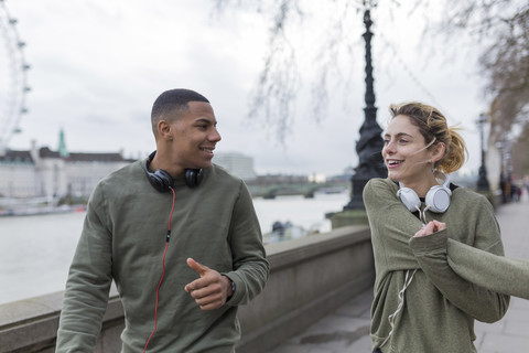 UK, London, zwei Läufer unterhalten sich am Riverwalk, lizenzfreies Stockfoto