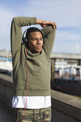 UK, London, runner stretching at riverwalk - BOYF000158