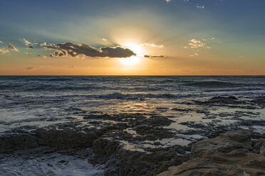 Italien, Sizilien, Ragusa, Küste von Punta Braccetto bei Sonnenuntergang - CSTF000996