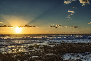 Italien, Sizilien, Ragusa, Küste von Punta Braccetto bei Sonnenuntergang - CSTF001008