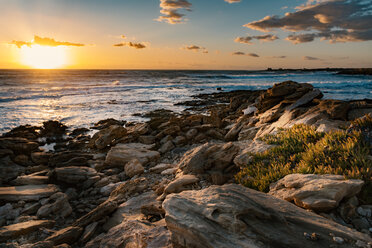 Italien, Sizilien, Ragusa, Küste von Punta Braccetto bei Sonnenuntergang - CSTF001009