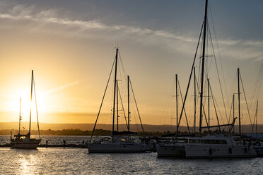 Italy, Sicily, Siracuse, boats at marina at sunset - CSTF001019