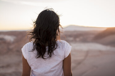 Chile, San Pedro de Atacama, woman in the Atacama desert - MAUF000345