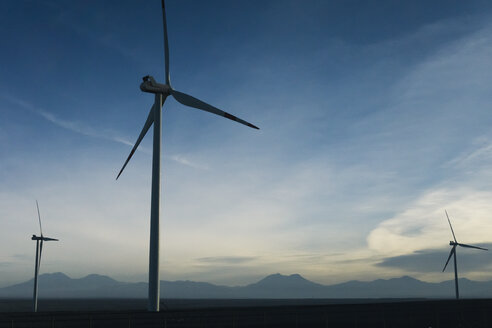 Chile, San Pedro de Atacama, Windmühlen in der Atacama-Wüste - MAUF000350