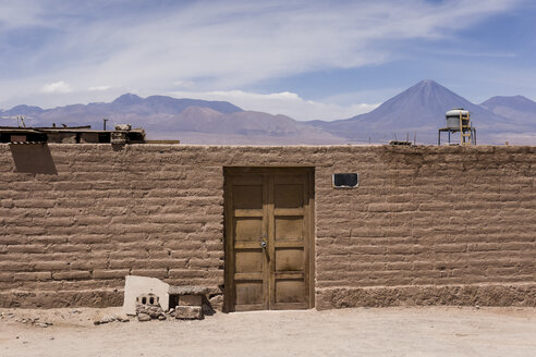 Chile, San Pedro de Atacama, Haus am Rande der Atacama-Wüste - MAUF000351
