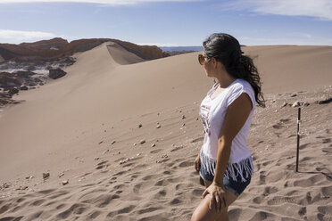 Chile, San Pedro de Atacama, Frau in der Atacama-Wüste - MAUF000357