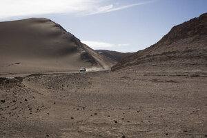 Chile, San Pedro de Atacama, Auto auf unbefestigter Straße in der Atacama-Wüste - MAUF000360