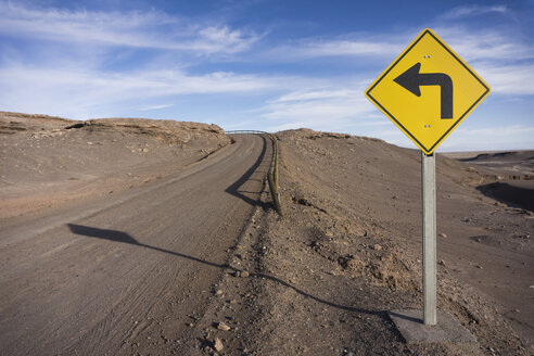 Chile, San Pedro de Atacama, Schild auf unbefestigter Straße in der Atacama-Wüste - MAUF000364