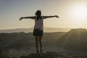 Chile, San Pedro de Atacama, woman in the Atacama desert with outstretched arms - MAUF000366