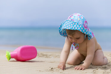 Little baby girl wearing summer hat playing on the beach - DSF000644