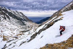 Rumänien, Südkarpaten, Fagaras-Gebirge, Skifahrer in Winterlandschaft - HAMF000178