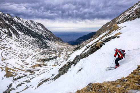 Romania, Southern Carpathians, Fagaras Mountains, skier in winter landscape - HAMF000178