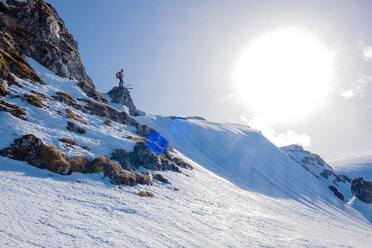 Rumänien, Südkarpaten, Skifahrer in Winterlandschaft - HAMF000181