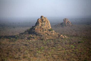 Tschad, Zakouma-Nationalpark, Luftaufnahme von Felsformationen - DSGF001103