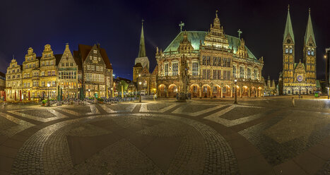 Deutschland, Bremen, Marktplatz bei Nacht - TIF000075