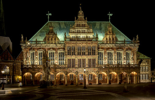 Deutschland, Bremen, Blick auf das beleuchtete Bremer Rathaus bei Nacht - TIF000076