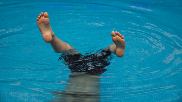 Beine eines Jungen in einem Schwimmbad - WGF000834
