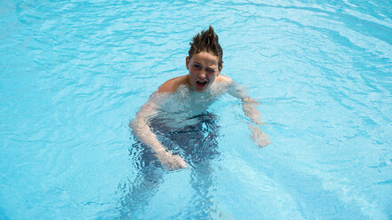 Boy in a swimming pool - WGF000836