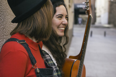 Zwei junge Frauen mit Gitarre haben Spaß - ABZF000284