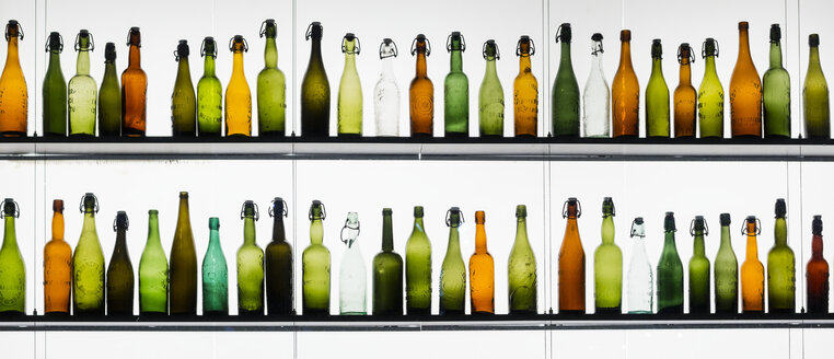 Zwei Reihen mit verschiedenen Bierflaschen - WGF000838